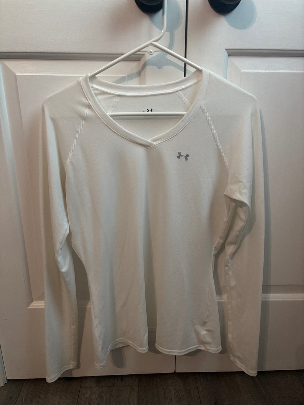 Under Armour Women’s White Long Sleeve V-Neck Performance Top